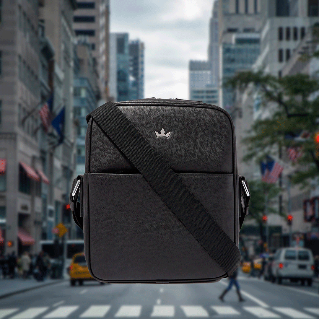 DISCOVER THE NEW AWARD MESSENGER BAG