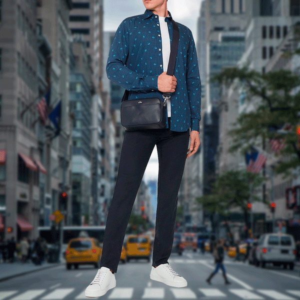 DISCOVER THE NEW AWARD 4-IN-1 MESSENGER BAG