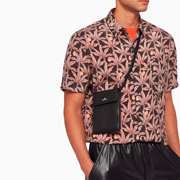 DISCOVER THE NEW AWARD MINI MESSENGER BAG